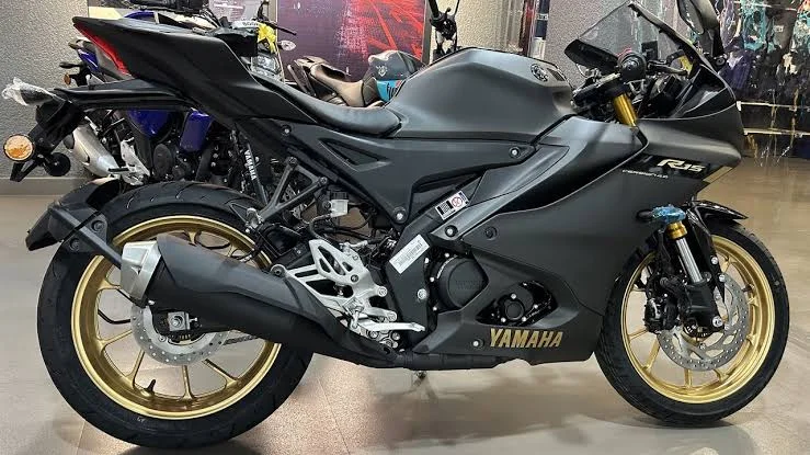 लड़कियों का दिल जीतने आई New Yamaha R15, 155cc दमदार इंजन के साथ मिल रहा 55Kmpl का माइलेज